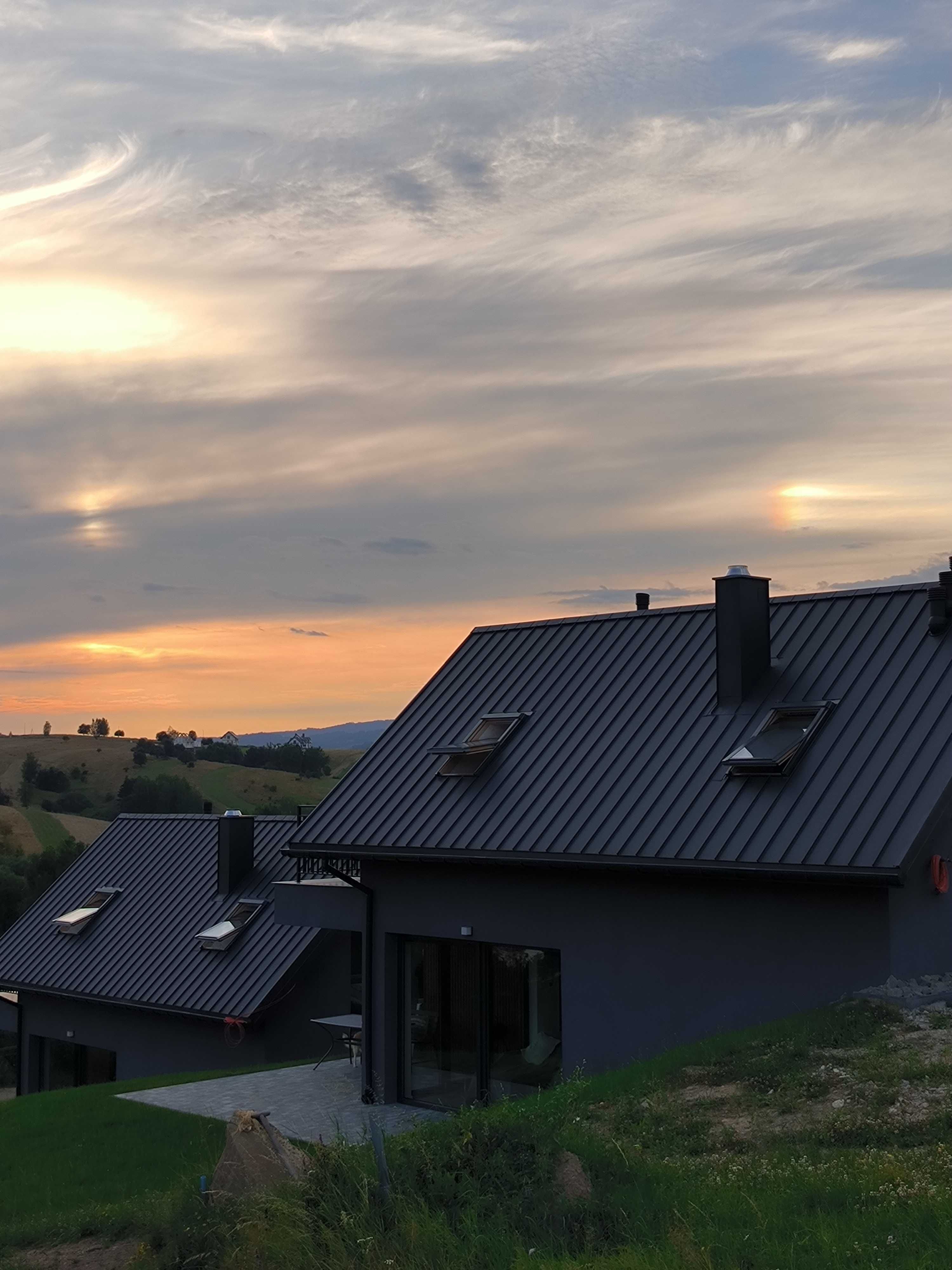 'Domki na Górce' nad Jeziorem Czorsztyńskim, z widokiem na Tatry