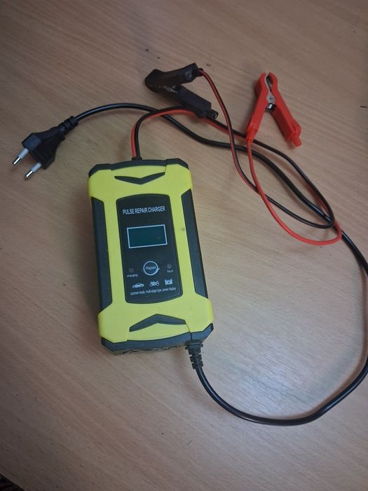 Зарядний пристрий під Акб 12 в. Автоматичний.