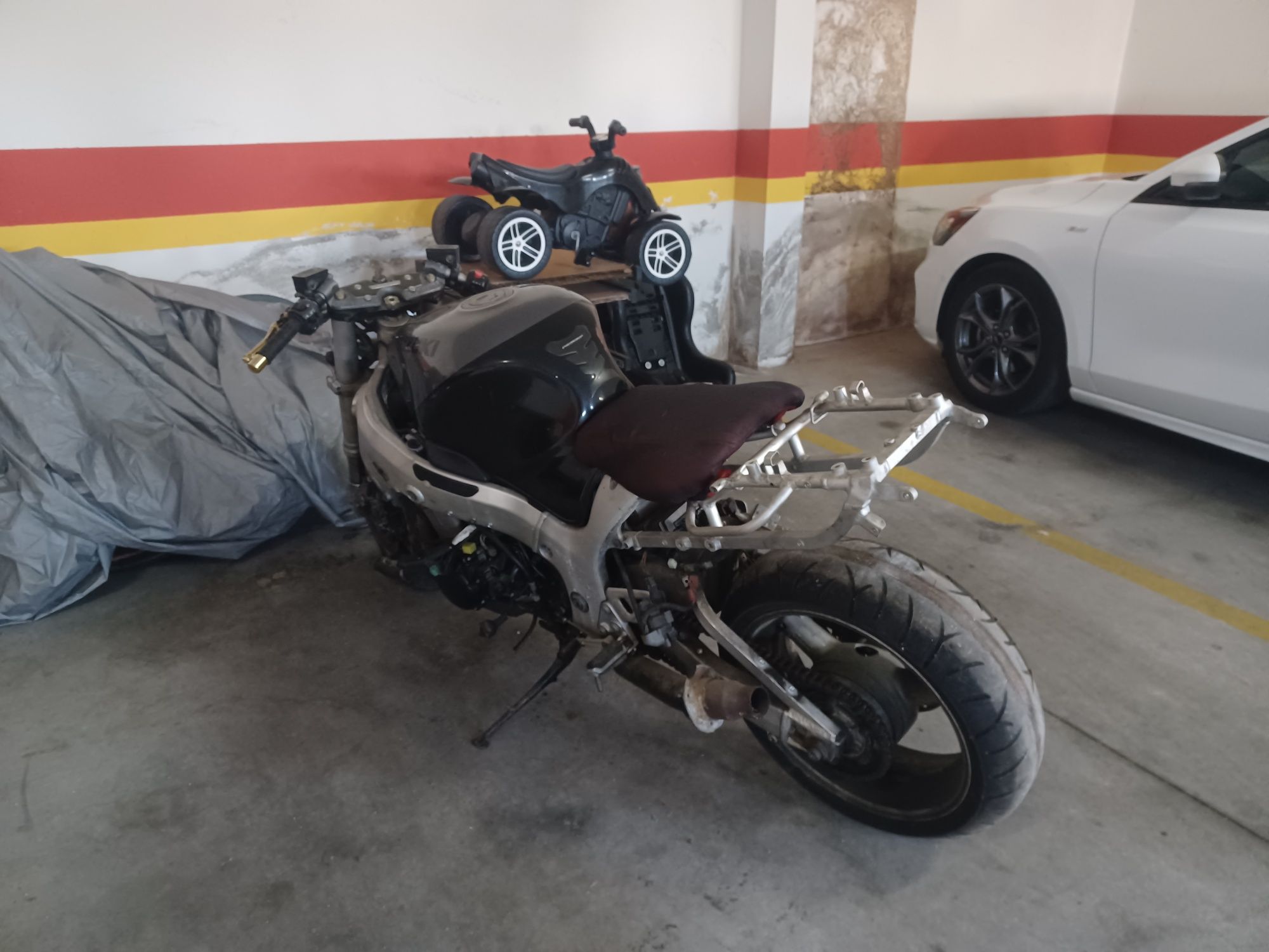 Moto Hayabusa 1300R ano 2000 Deslimitada