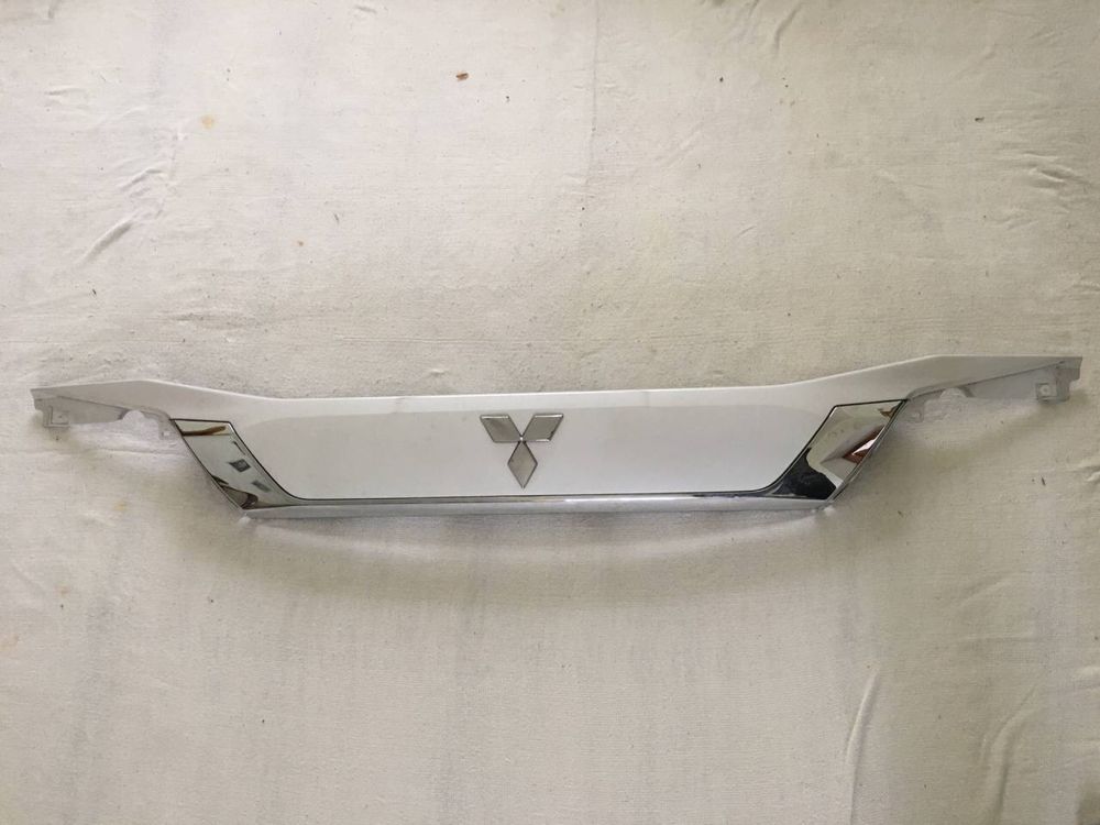 ОРИГІНАЛ Декоративна пластикова накладка на ляду Mitsubishi Outlander