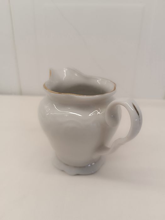 Leiteira Porcelana Antiga. Branco com fios Dourados