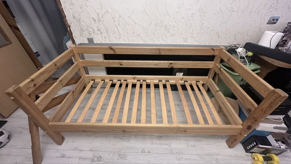 кровать деревʼяна односпальна