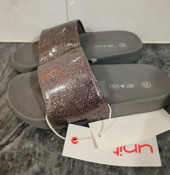 Chinelos cinza Novos da Unit Shoes
