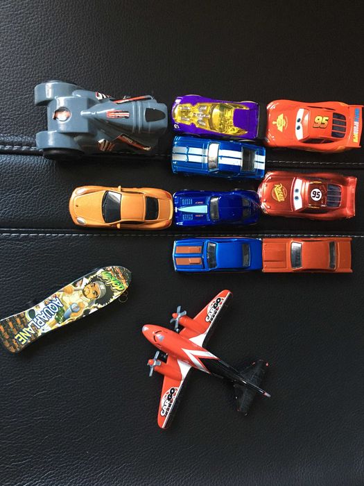 9 carrinhos & avião & skate = 5 EUR