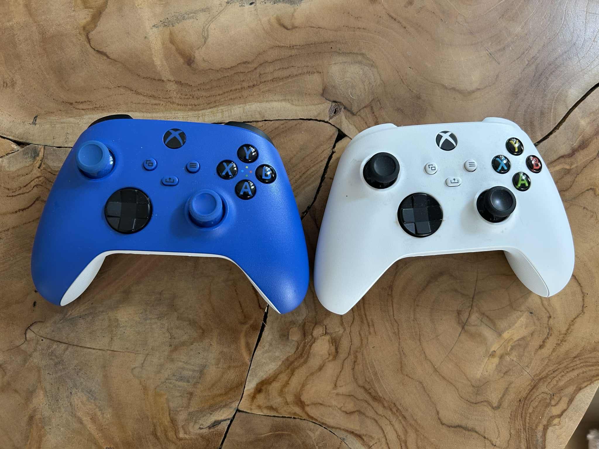 Xbox Series S + 2 pady