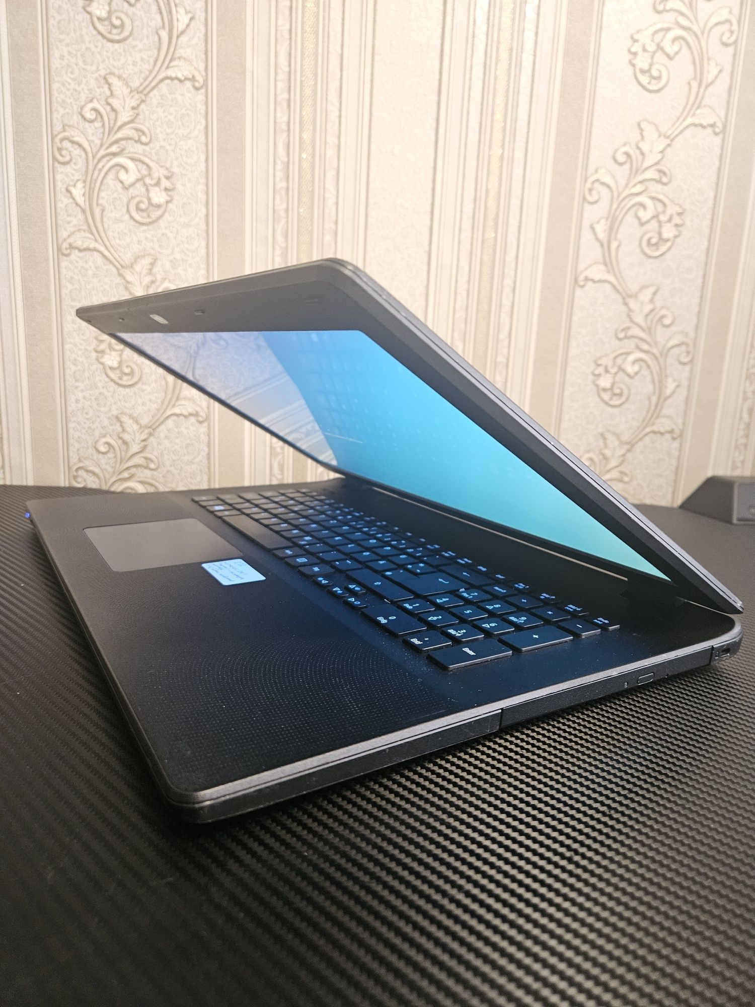 Уцінка! - Acer 17.3" Intel N2940 | 4gb ram | 1600x900 | 120gb ssd,s.22