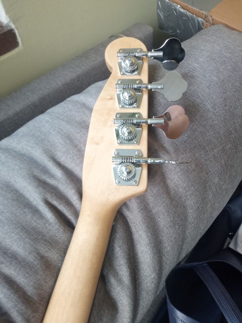 Gitara basowa nowa