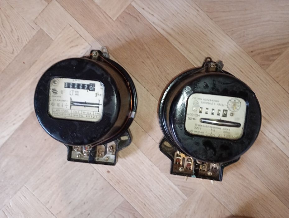 Вінтаж телефони та електролічильники