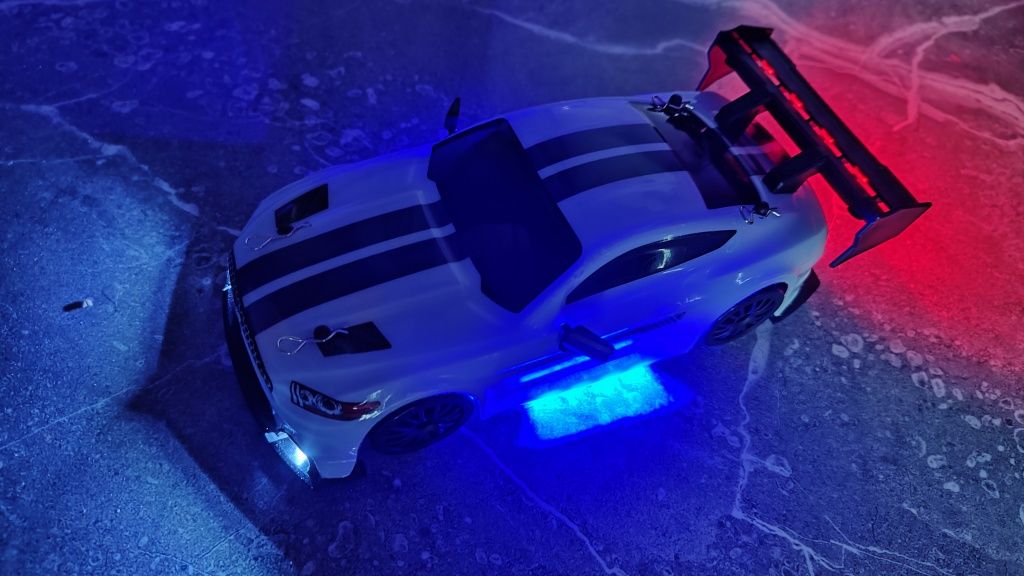 Samochód Ford Mustang GT 6 gen kolor biały pasy LED neony DRIFT RC 4wd