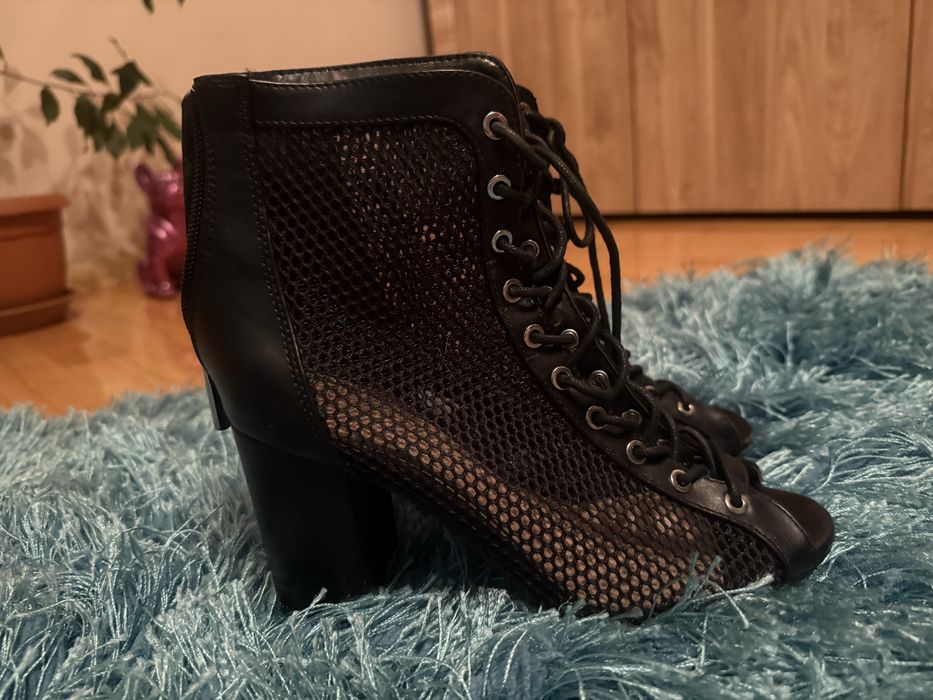 Buty damskie na obcasie siateczka