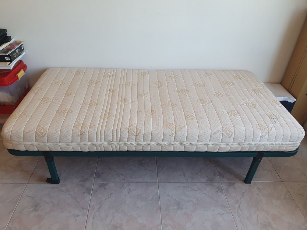 Estrado corpo e meio + colchão + capa edredão e fronha - 100€
