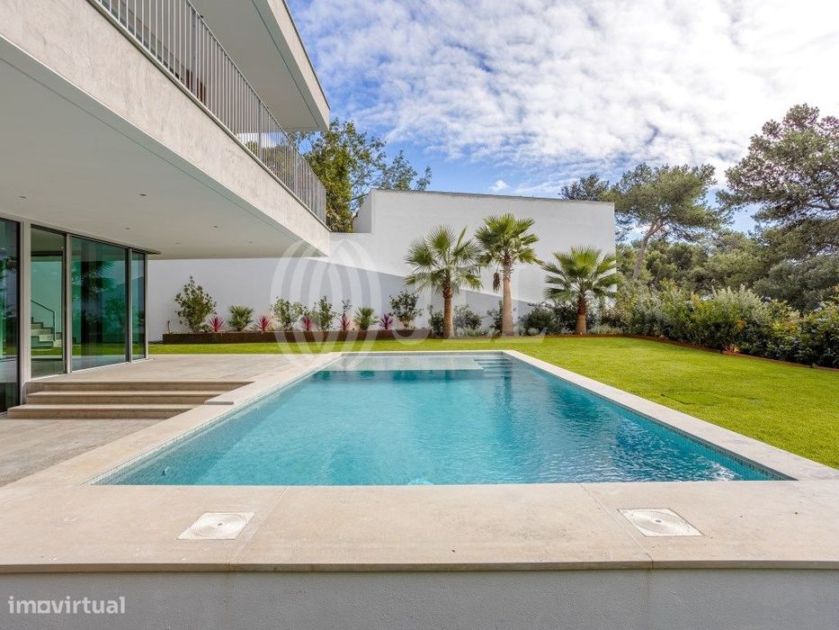 Moradia T4, com piscina e estacionamento, em Cascais