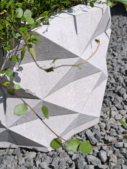 Geometryczna donica betonowa
