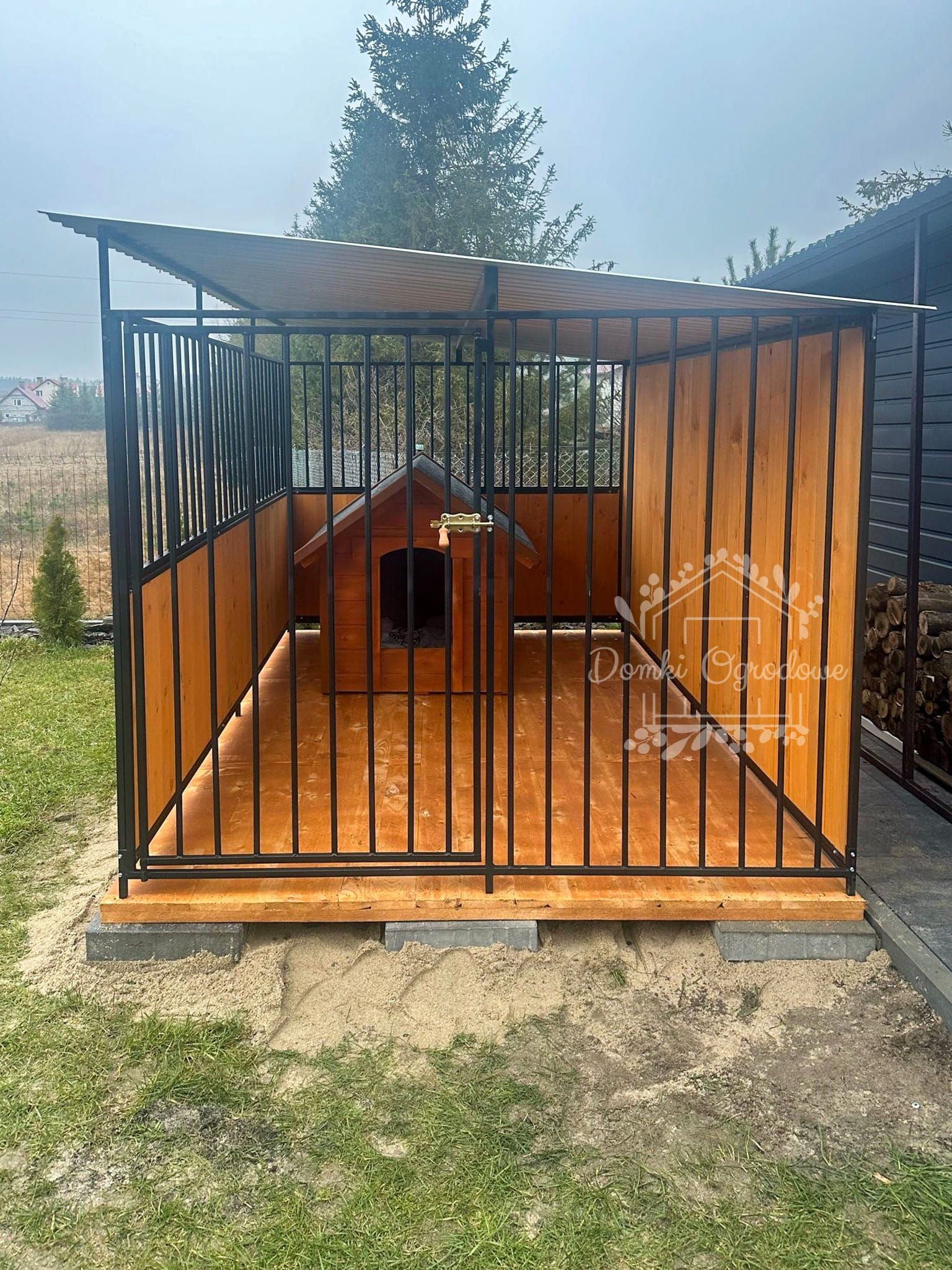 Kojec dla psów 2x3m  Drewniana podłoga ściana zabudowana drewnem ID597
