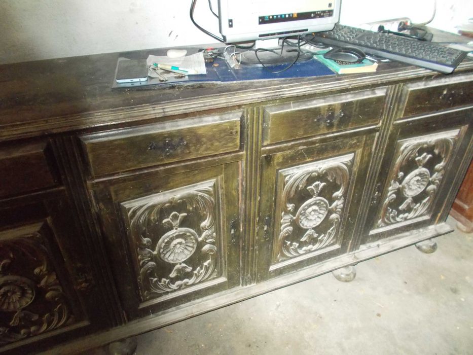 Móvel madeira forte . Trabalhado.