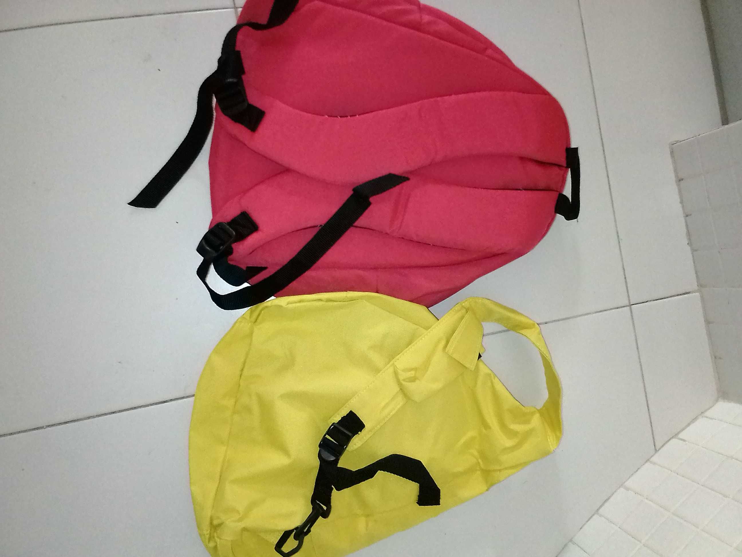 Mochilas cor de rosa e amarela