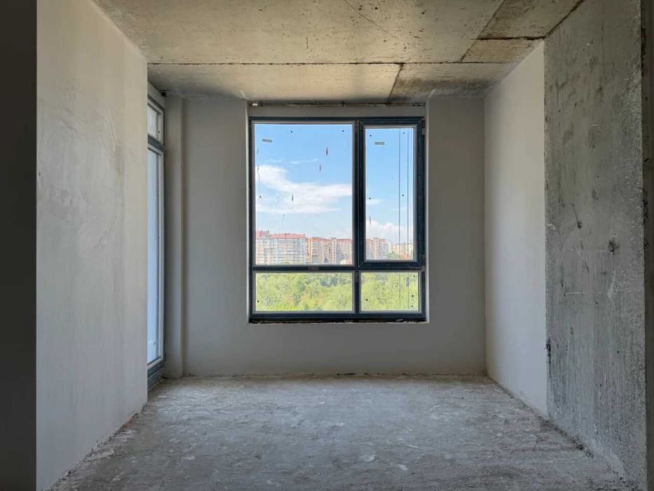 Простора однокімнатна з видом на річку