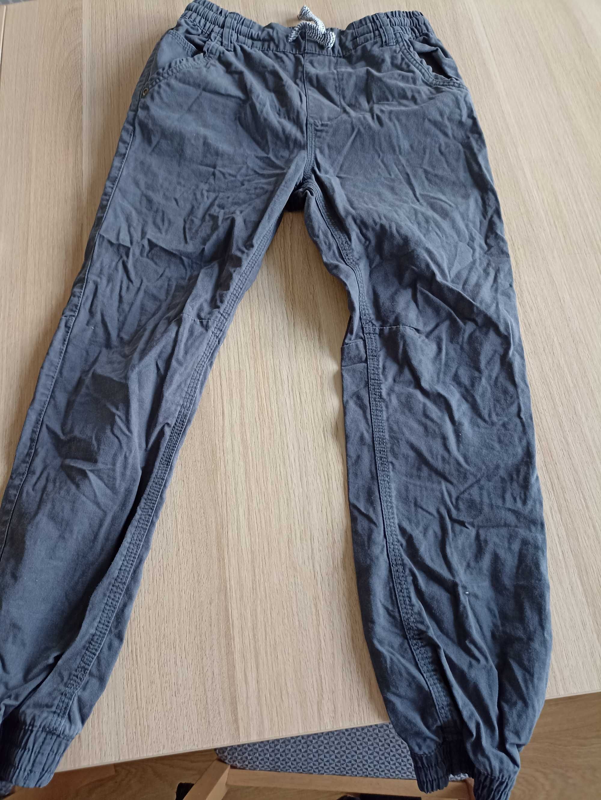 Szare spodnie typu jogger chłopięce 146 cm