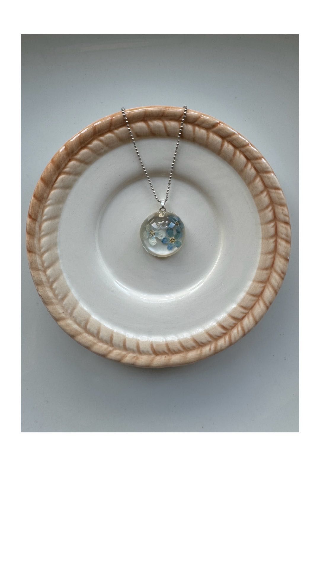Zawieszka „ne m’ounliez pas” biżuteria handmade żywica srebro