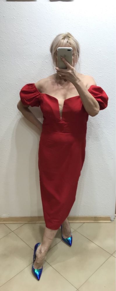 Czerwona sukienka midi z bufkami i dekoltem bardot