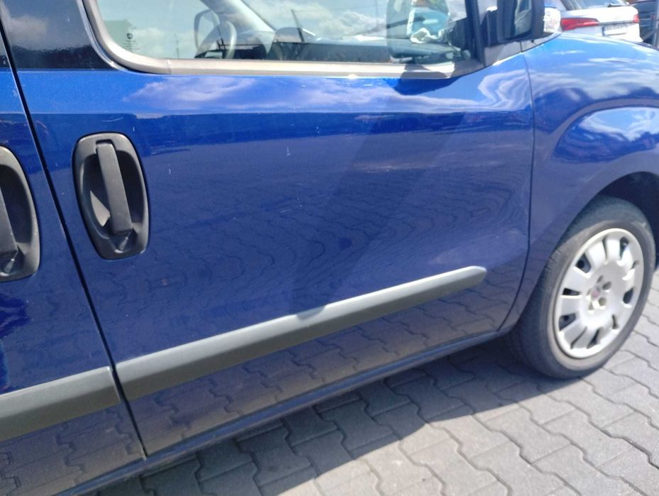 drzwi przód przednie prawe kompletne Fiat Doblo II Combo D 487