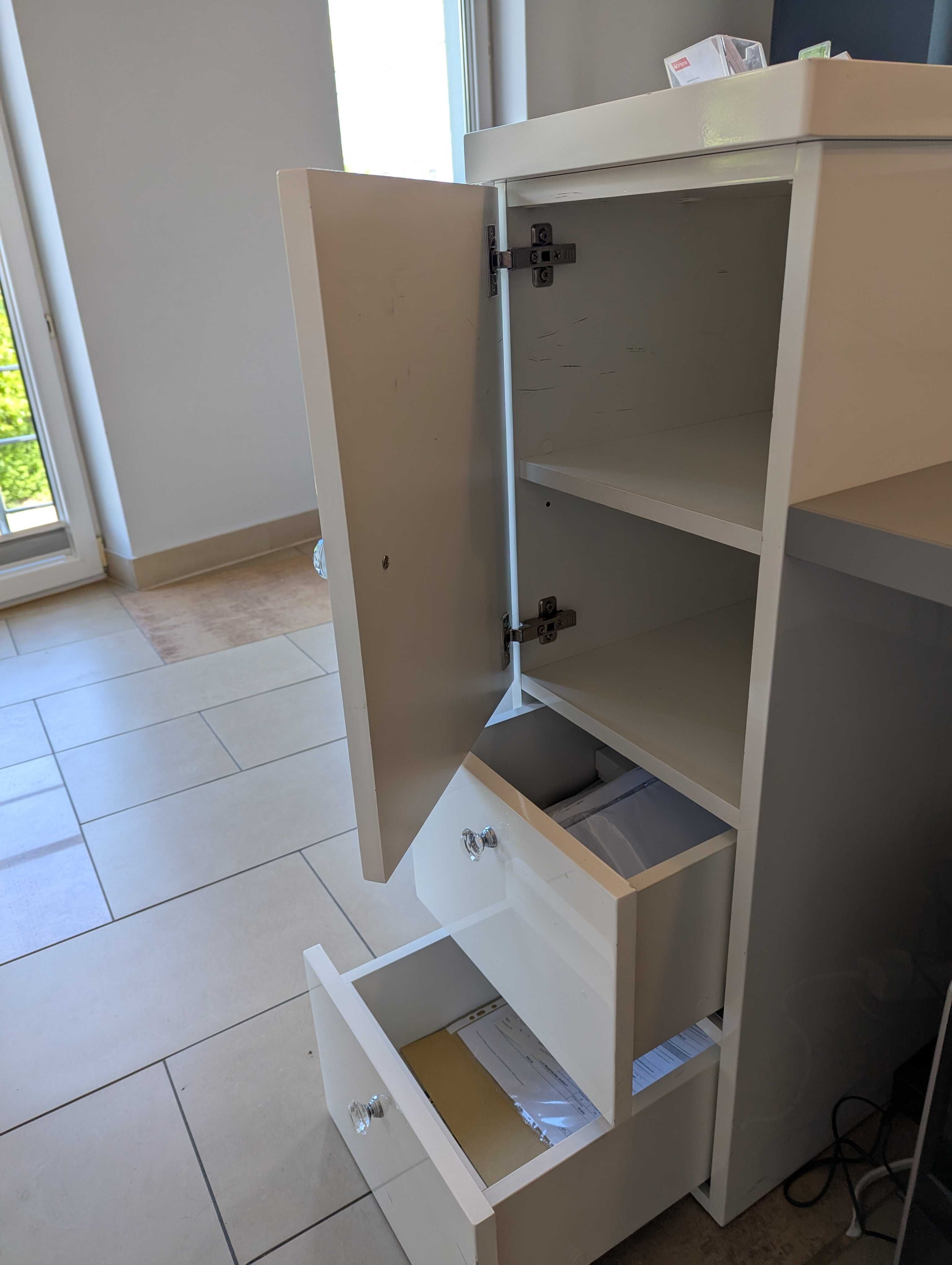 Lada recepcyjna z biurkiem, 4 szafkami i 4 szufladami.