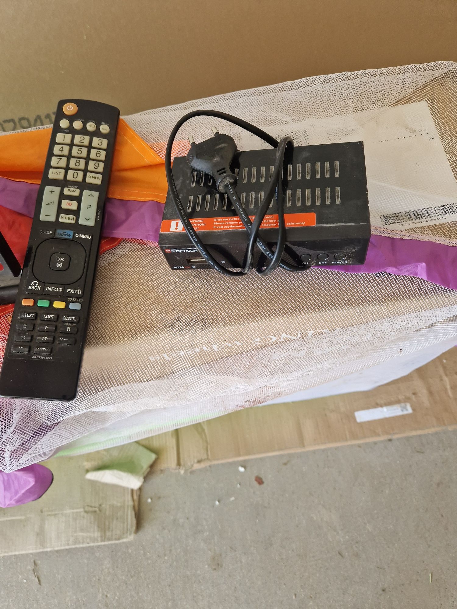 Telewizor LG sprawny z pilotem, dekoderem, wieszakiem,