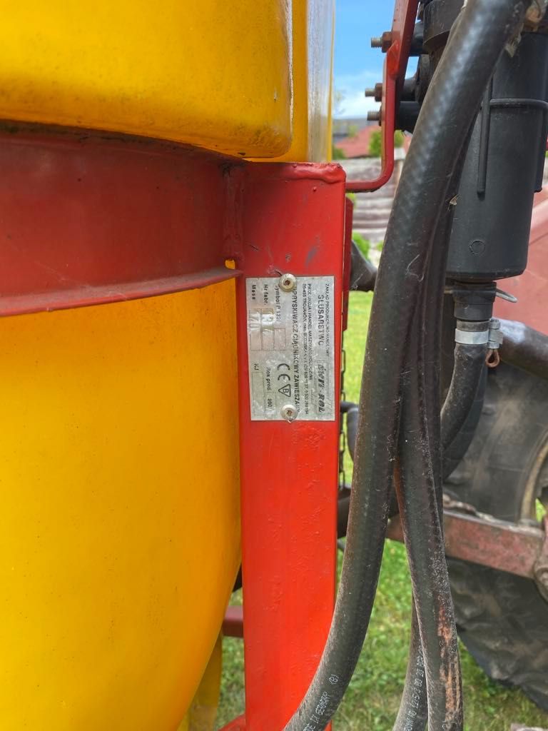 Traktor Władimiriec T-25 plus opryskiwacz