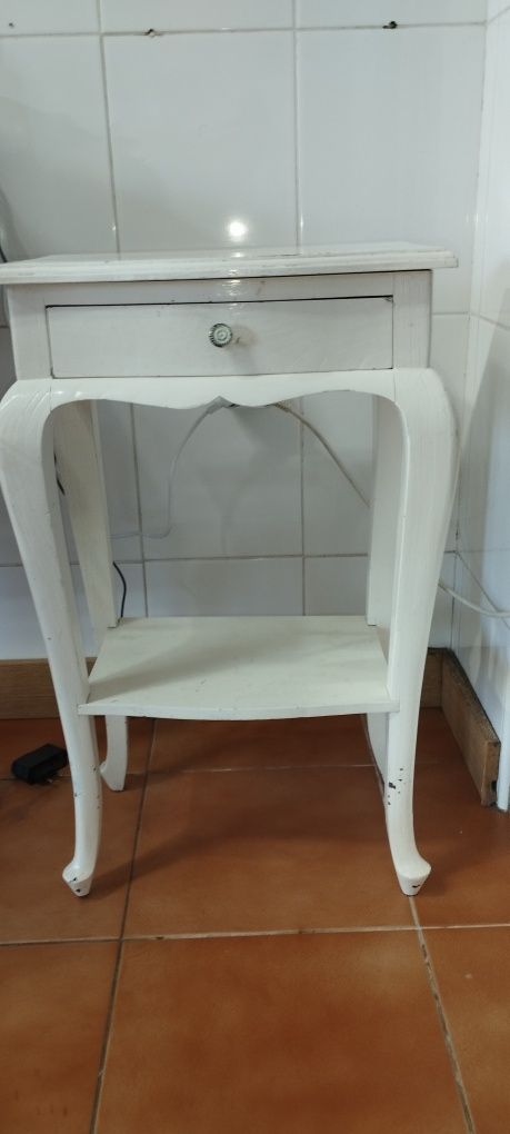 Mesinha antiga em branco