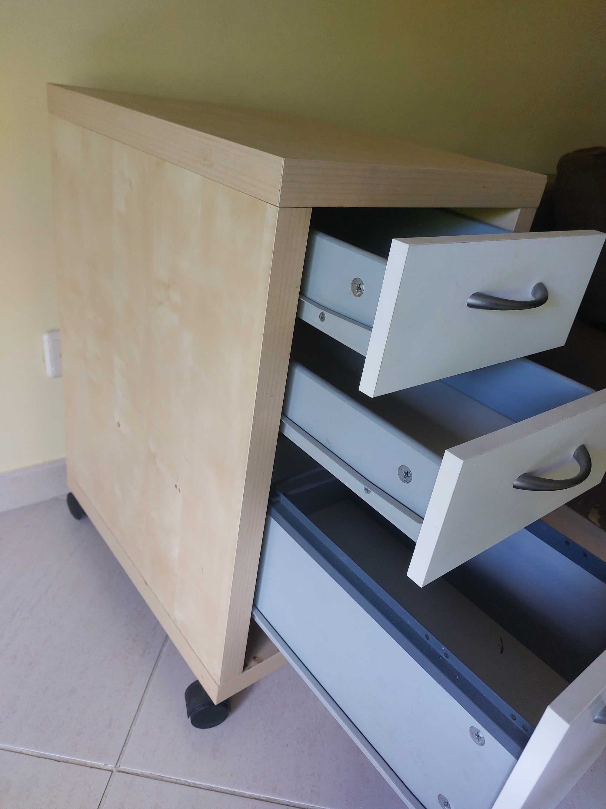 Mesa de apoio de cozinha com 3 gavetas em bom estado