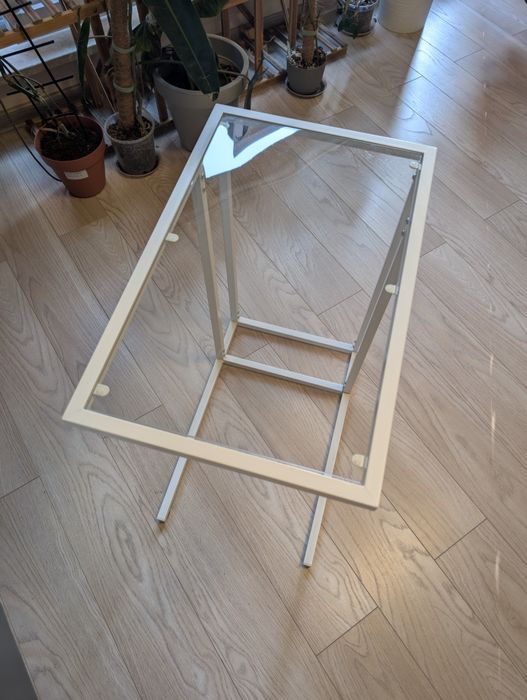 Stolik pod laptopa IKEA VITTSJÖ dostawiany do sofy kanapy