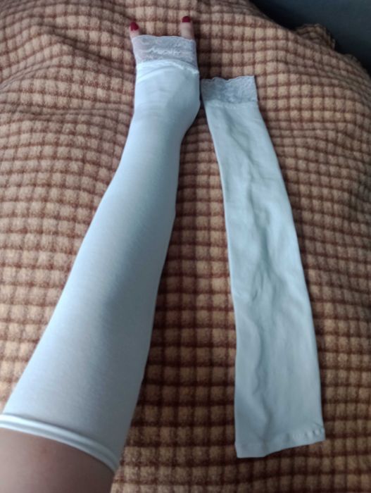 Białe długie mitenki