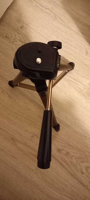 Tripé Amazon Basics - Super leve, com capa.