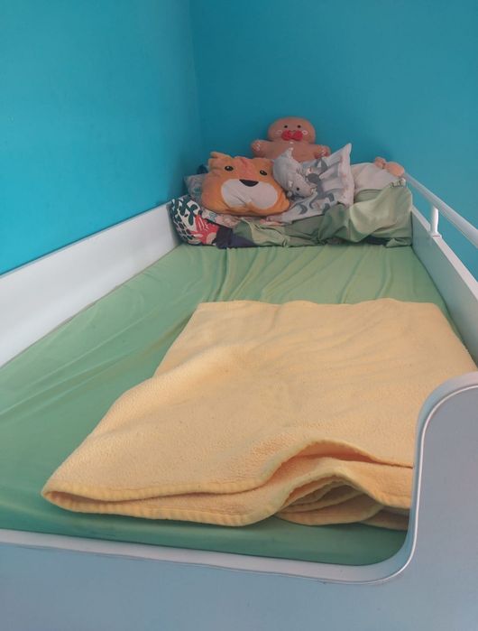 Łóżko piętrowe że schodami