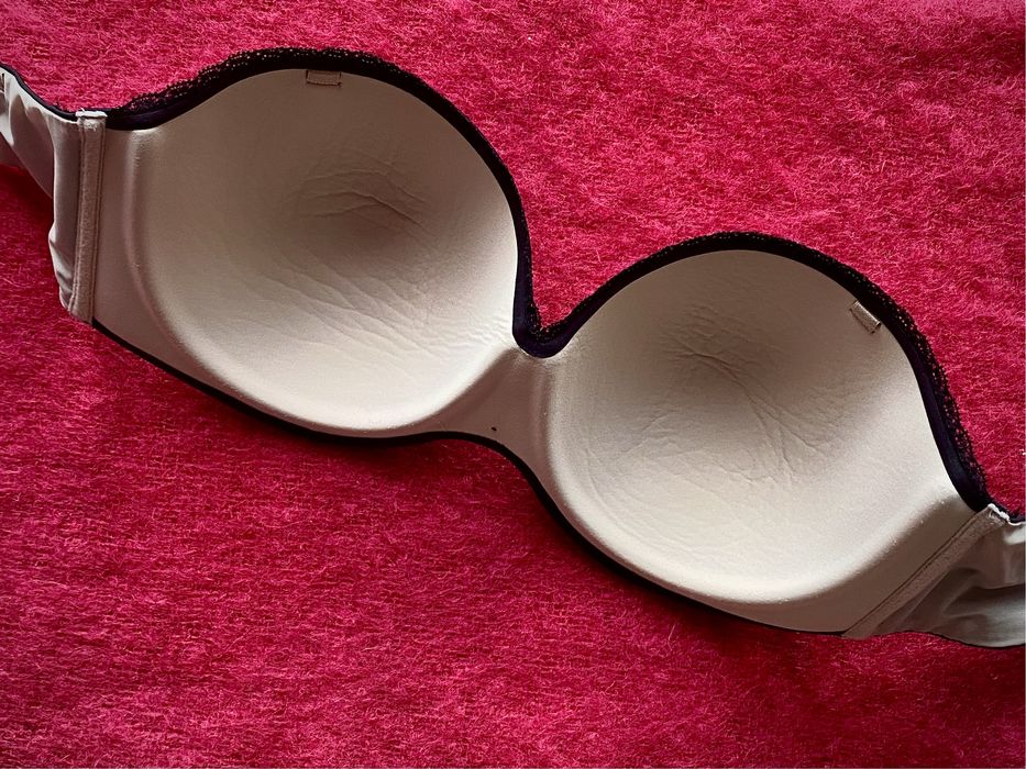 Чёрный бюстгалтер без бретелей. Женское нижнее белье. Бра.