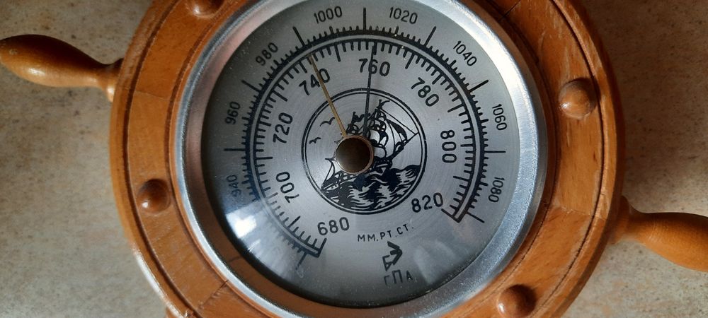 Barometr w kole sterowym na ścianę
