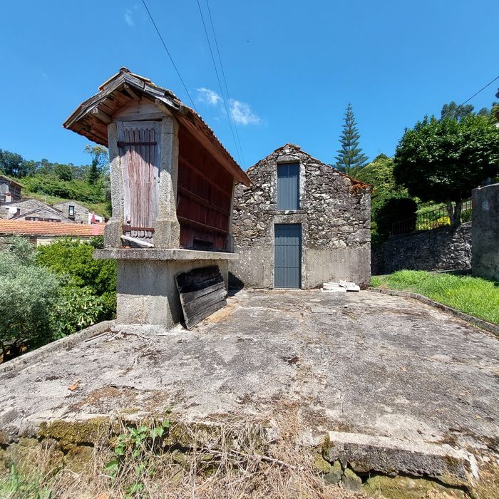 Construção em pedra com terreno