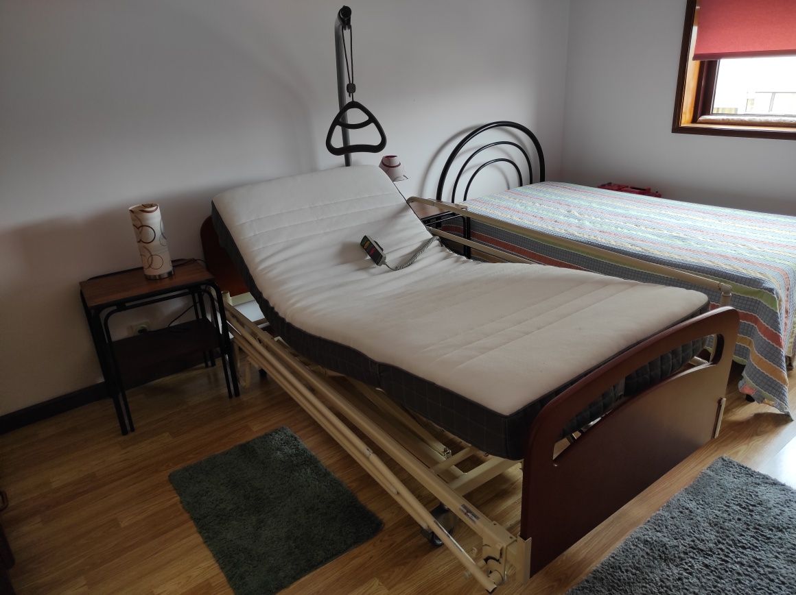 Cama articulada elétrica e elevatória, com colchão anti-escaras