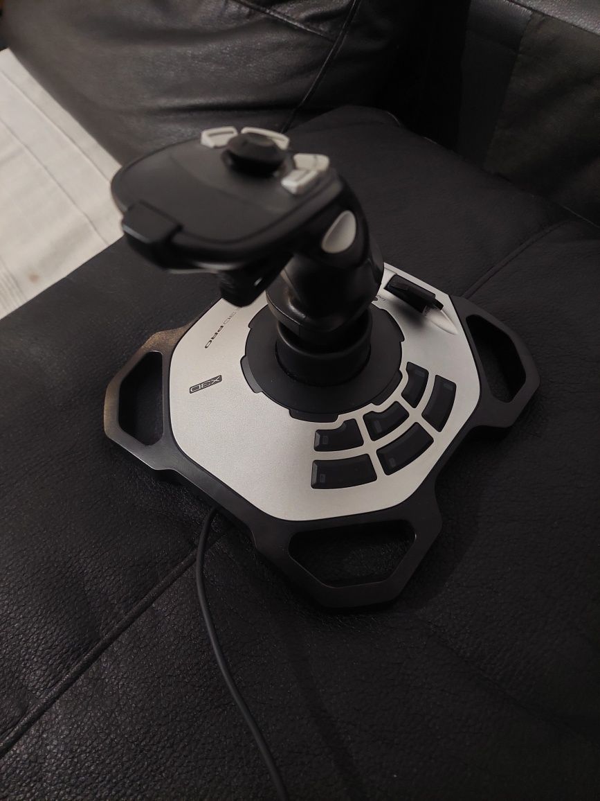 Joystick Logitech Extreme 3D Pro
W ko