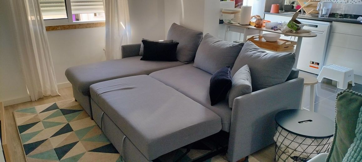 Sofá cama cinzento + 4 almofadas