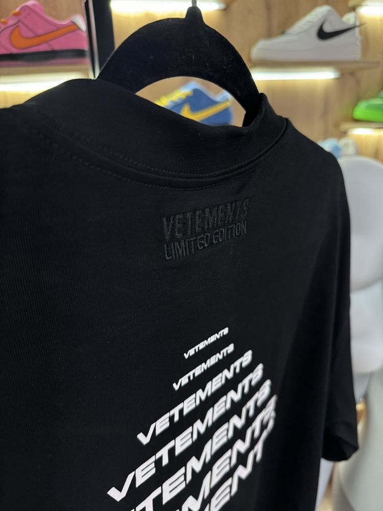 Футболка Vetements Pyramid Logo Black