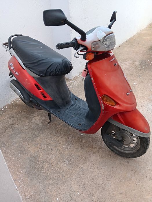 Esta é uma pequena scooter e o preço é de 300 euros.