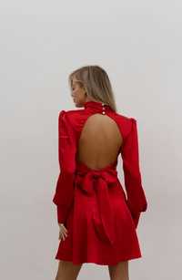 Червона сукня з відкритою спиною