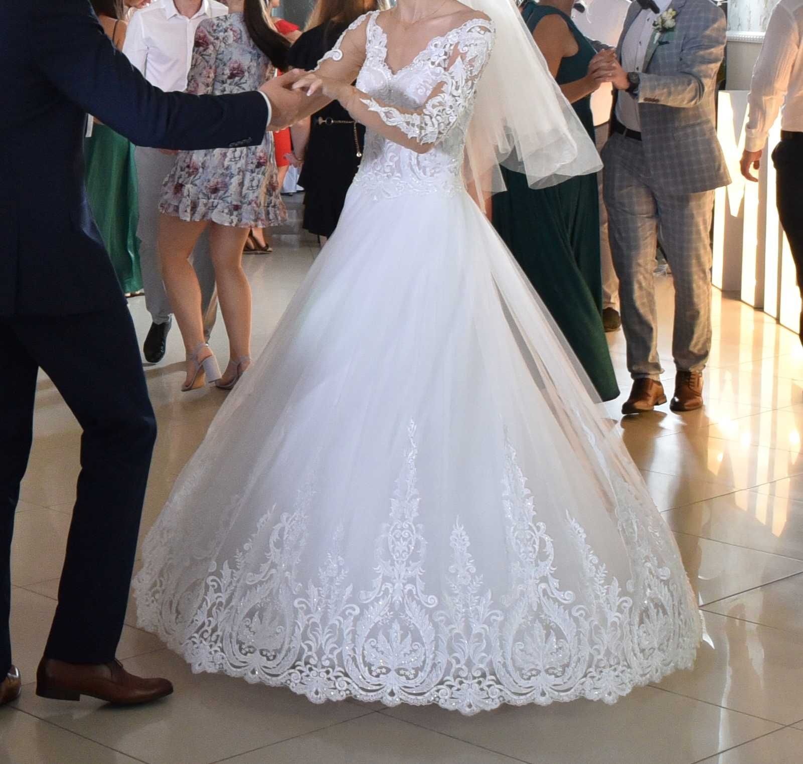 Biała suknia ślubna