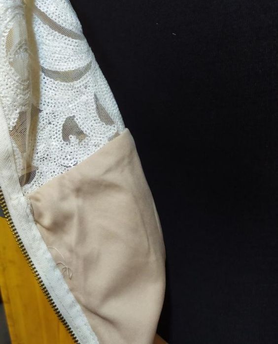 Блискуча ажурна сукня в паєтки