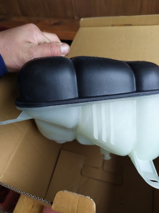 Расширительный бачок Мерседес 140