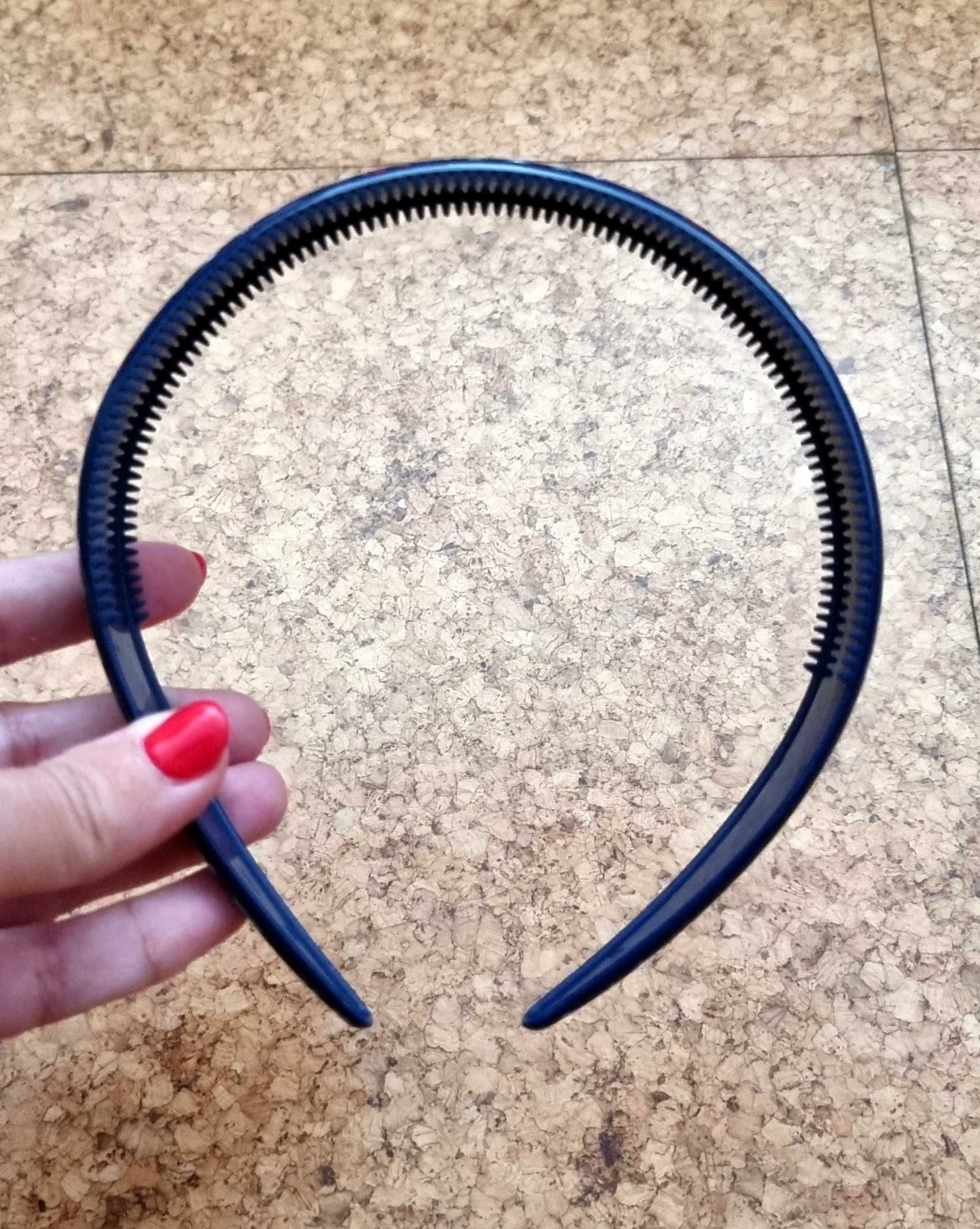 Bandolete azul forte com padrão multicolorido para criança