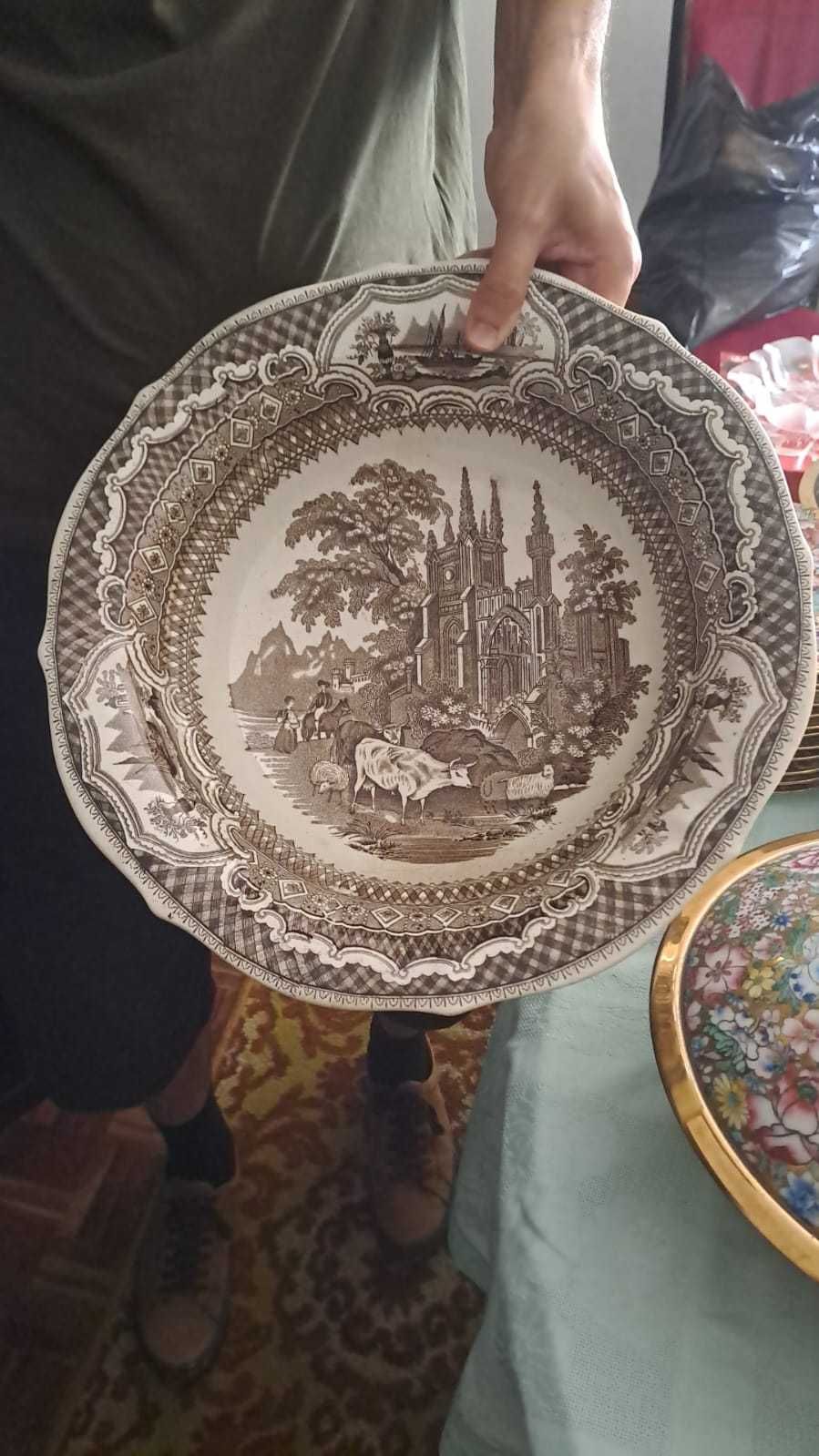 Conjunto de travessas de loiças em cerâmica com paisagens