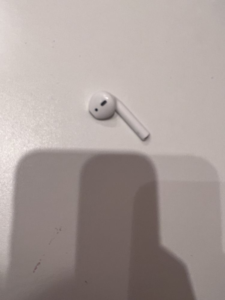 Продам правый наушник AirPods