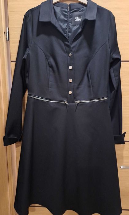 Sukienka Simple taliowana, grubszy materiał.